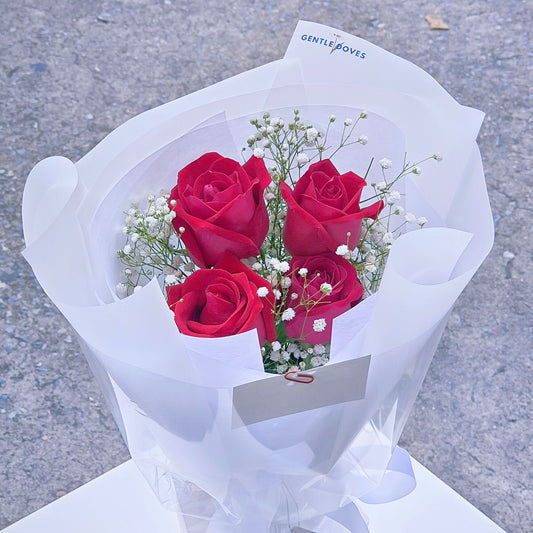 ช่อดอกกุหลาบ สีแดง 4 ดอก และ ยิปโซฟิลล่า ช่อขนาดเล็ก