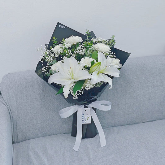 ช่อดอกลิลลี่ สีขาว และ ดอกไม้โทนสีขาว กับใบไม้แซม ห่อกระดาษสีดำ