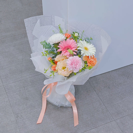 ช่อดอกไม้คละ โทนสีชมพู และ สีส้ม กับใบไม้แซม ช่อเล็ก