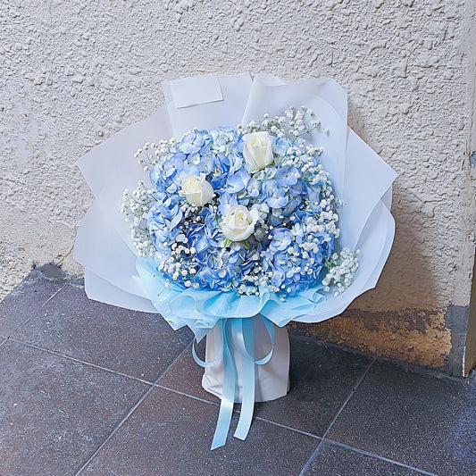 ช่อดอกไฮเดรนเยีย สีฟ้า และ ยิปโซฟิลล่า กับกุหลาบสีขาว 3 ดอก