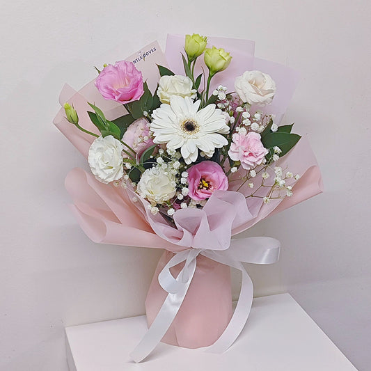 ช่อดอกไม้คละ โทนสีขาว และ สีชมพู ห่อมินิมอล ช่อขนาดเล็ก