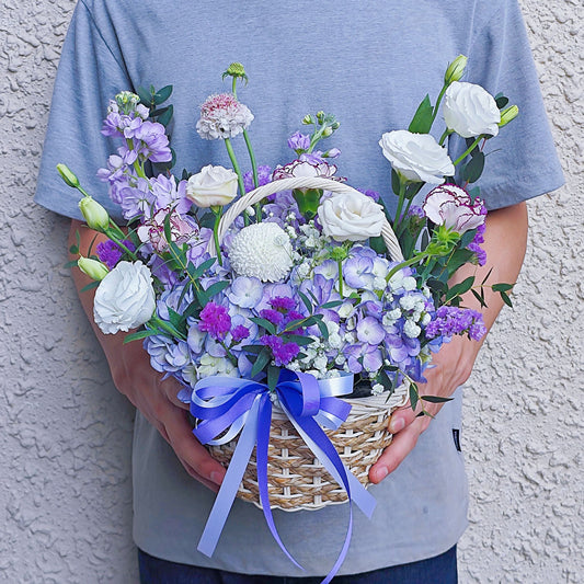 กระเช้าดอกไม้คละ โทนสีม่วง ขนาดเล็ก