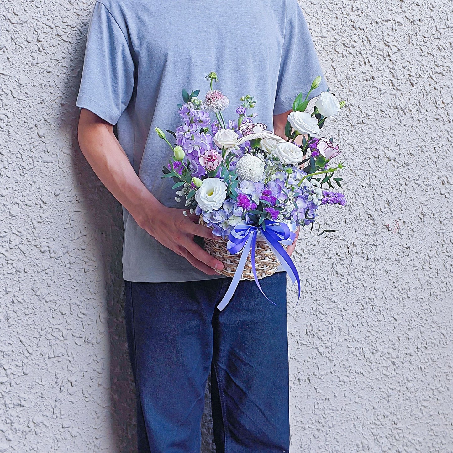 กระเช้าดอกไม้คละ โทนสีม่วง ขนาดเล็ก