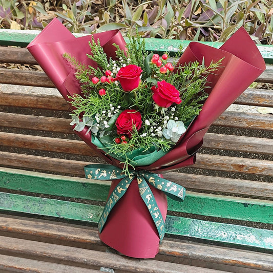 ช่อดอกกุหลาบสีแดง นำเข้า 3 ดอก แซม กิ่งสน และ เบอร์รี่สีแดง