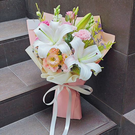 ช่อดอกลิลลี่ สีขาว 2 ดอก และ ดอกไม้แซม โทนสีชมพู และ สีม่วง