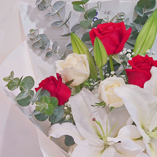 ช่อดอกกุหลาบ สีแดง และ สีขาว 10 ดอก และ ลิลลี่ สีขาว
