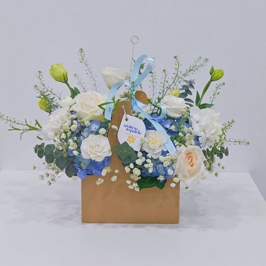 กล่องดอกไม้แบบหิ้ว ดอกไฮเดรนเยียสีฟ้า และ ดอกไม้แซมสีขาว ขนาดเล็ก