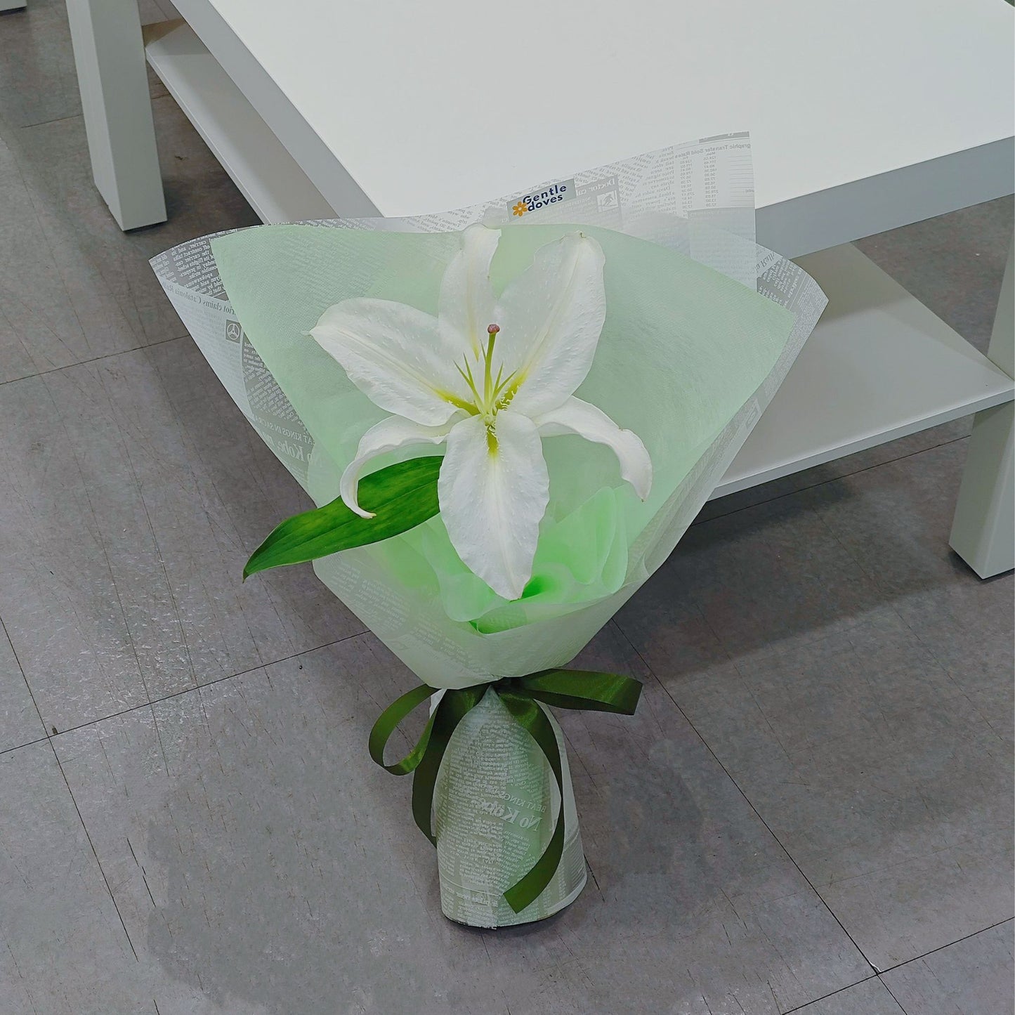 ช่อดอกลิลลี่ สีขาว 1 ก้าน ห่อกระดาษลายหนังสือพิมพ์