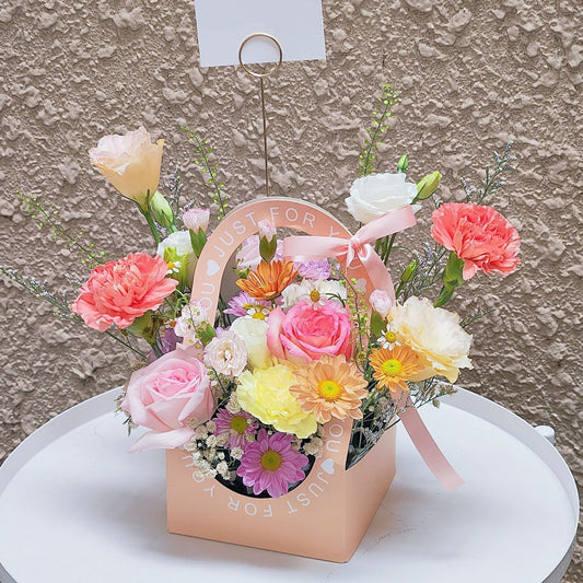 กล่องดอกไม้แบบหิ้ว ดอกไม้โทนสีสดใส ขนาดมินิ