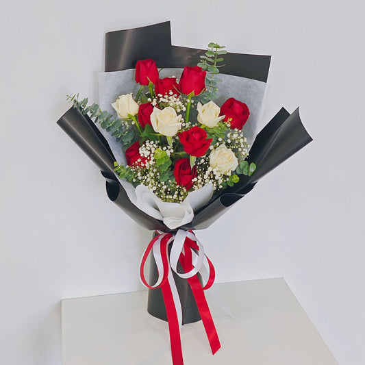 ช่อดอกกุหลาบ สีแดง และ สีขาว 12 ดอก แซมยูคาลิปตัส และ ยิปโซฟิลล่า ห่อกระดาษสีดำ