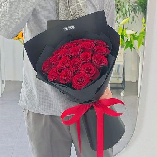 ช่อดอกกุหลาบนำเข้า สีแดง 20 ดอก ห่อกระดาษสีดำ