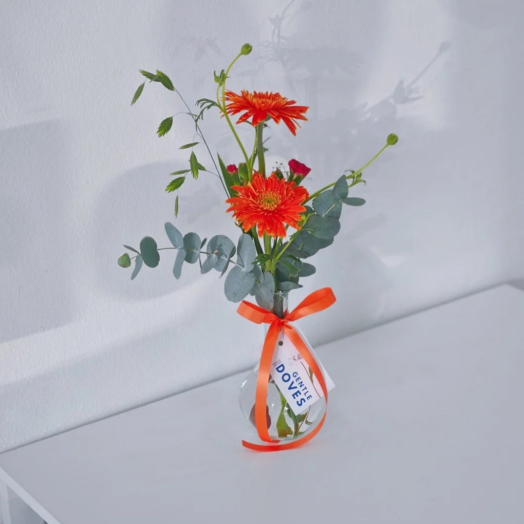 แจกันดอกเยอบีร่า 2 ดอก แซมใบไม้ แจกันขนาดมินิ