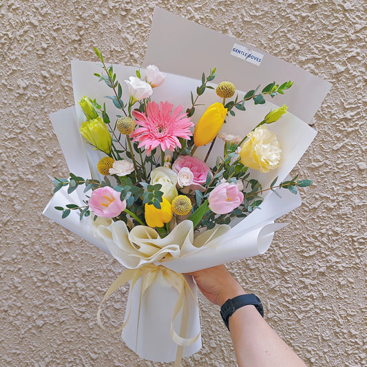 ช่อดอกทิวลิป 4 ดอก และ ดอกไม้คละ โทนสีชมพู และ สีส้มอ่อน