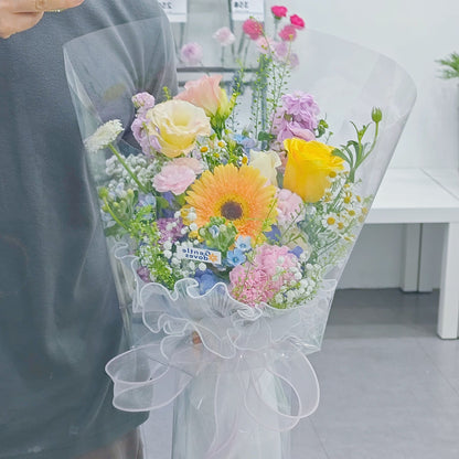ช่อดอกไม้คละ โทนสีอ่อน และ สดใส ดีไซน์มินิมอล ช่อขนาดกลาง