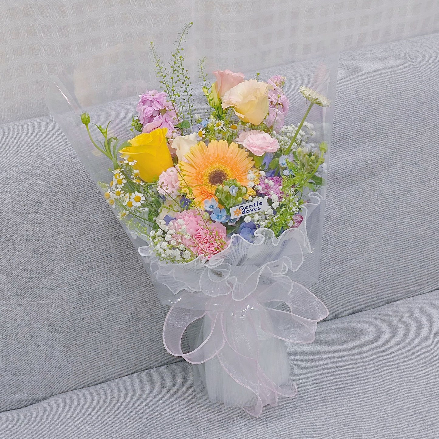 Assorted Soft Tone and Colorful Flowers Minimal Design Medium Size Bouquet