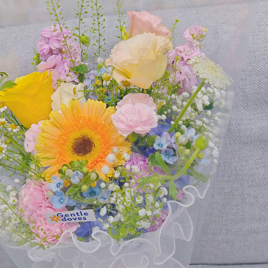 Assorted Soft Tone and Colorful Flowers Minimal Design Medium Size Bouquet