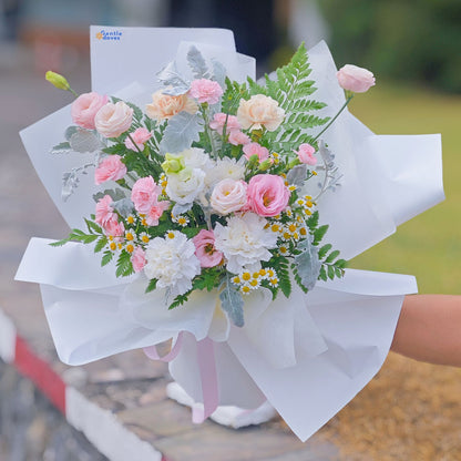 ช่อดอกไม้คละ โทนสีชมพู และ สีขาว แซมใบเฟริ์น ห่อกระดาษสีขาว