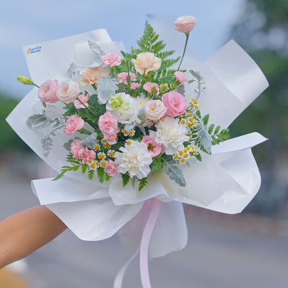 ช่อดอกไม้คละ โทนสีชมพู และ สีขาว แซมใบเฟริ์น ห่อกระดาษสีขาว