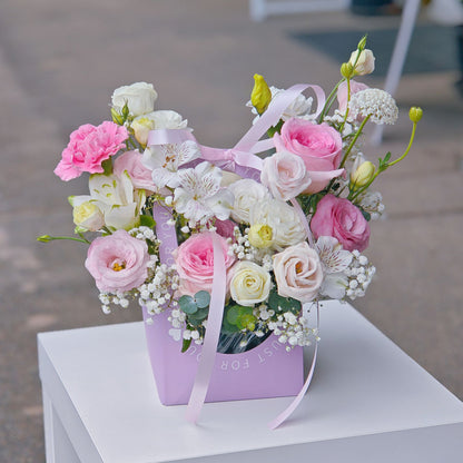 กล่องดอกไม้แบบหิ้ว โทนสีชมพู และ สีขาว
