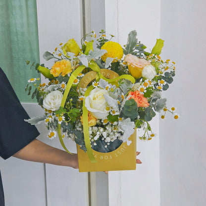 กล่องดอกไม้แบบหิ้ว โทนสีเหลือง และ สีเขียว