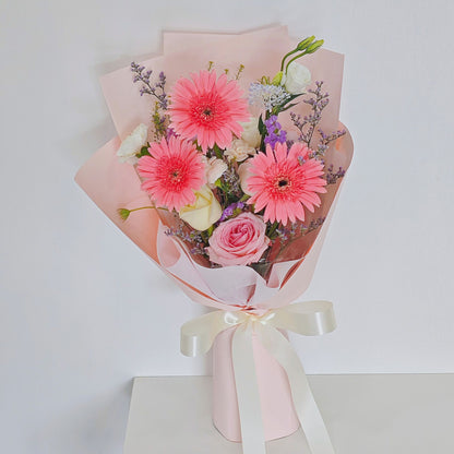 ช่อดอกเยอบีร่า สีชมพู 3 ดอก และ ดอกไม้คละโทนสีอ่อน