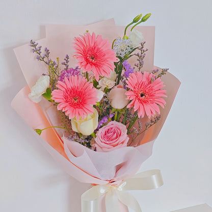 ช่อดอกเยอบีร่า สีชมพู 3 ดอก และ ดอกไม้คละโทนสีอ่อน