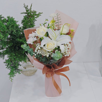 ช่อดอกลิลลี่ 1 ดอก และ กุหลาบสีขาว แซมใบไม้ ช่อเล็ก