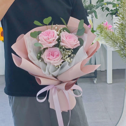 ช่อดอกกุหลาบ สายพันธุ์อังกฤษ สีชมพูอ่อน 3 ดอก แซมยิปโซฟิลล่า และ ยูคาลิปตัส ห่อกระดาษสีชมพูอ่อน