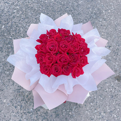 ช่อดอกกุหลาบ สีแดง ห่อกระดาษสีชมพูและสีขาว ทรงฟู