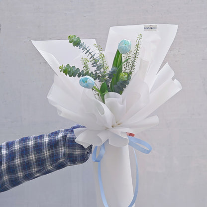 ช่อดอกทิวลิป ย้อมสีฟ้า 2 ดอก และ ใบไม้สีเขียว ห่อมินิมอล กระดาษสีขาว