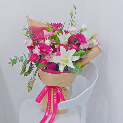 ช่อดอกไม้คละ โทนสีชมพูเข้ม และ ดอกลิลลี่สีขาว ห่อกระดาษคราฟท์ ช่อขนาดใหญ่