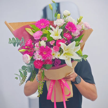 ช่อดอกไม้คละ โทนสีชมพูเข้ม และ ดอกลิลลี่สีขาว ห่อกระดาษคราฟท์ ช่อขนาดใหญ่
