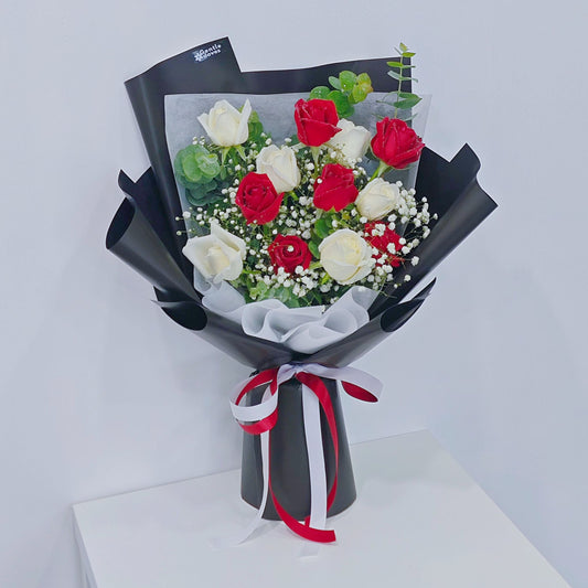 ช่อดอกกุหลาบ สีแดง และ สีขาว 12 ดอก แซมยูคาลิปตัส และ ยิปโซฟิลล่า ห่อกระดาษสีดำ