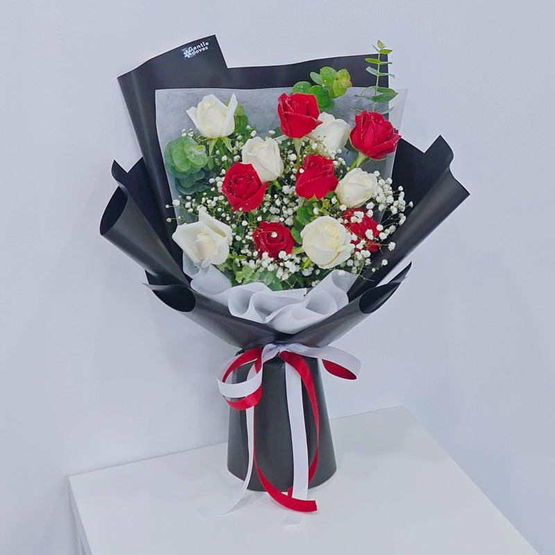 ช่อดอกกุหลาบ สีแดง และ สีขาว 12 ดอก แซมยูคาลิปตัส และ ยิปโซฟิลล่า ห่อกระดาษสีดำ