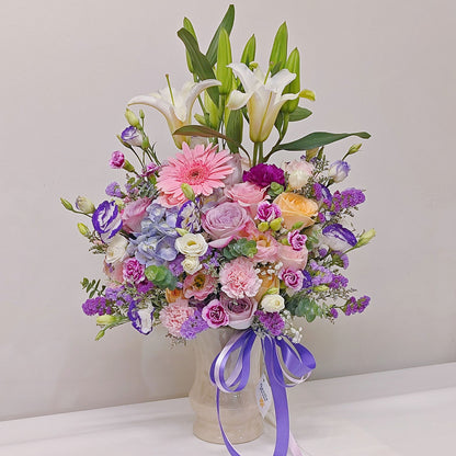 แจกันดอกไม้คละ โทนสีม่วง และ สีชมพู สดใส กับ ลิลลี่ ในแจกันเซรามิก ขนาดใหญ่