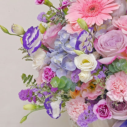 แจกันดอกไม้คละ โทนสีม่วง และ สีชมพู สดใส กับ ลิลลี่ ในแจกันเซรามิก ขนาดใหญ่