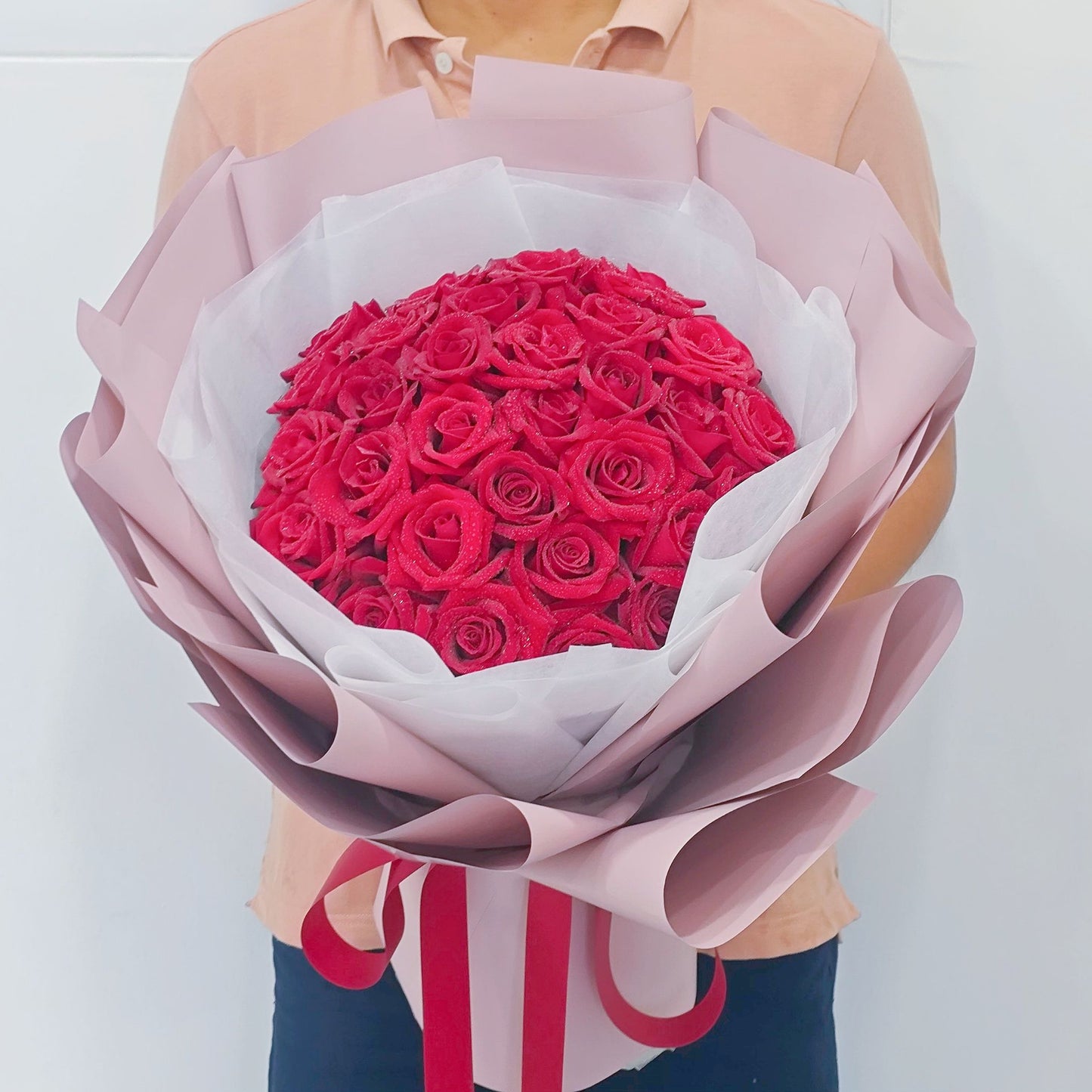 ช่อดอกกุหลาบ สีแดง 30 ดอก ห่อกระดาษสีชมพู