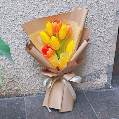 ช่อดอกทิวลิป คละสีเหลือง และ สีส้ม 8 ดอก ห่อกระดาษสีทอง