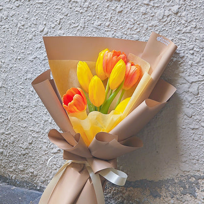 ช่อดอกทิวลิป คละสีเหลือง และ สีส้ม 8 ดอก ห่อกระดาษสีทอง