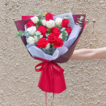 ช่อดอกกุหลาบสีแดง และ สีขาว 20 ดอก แซมยูคาลิปตัส ช่อขนาดใหญ่