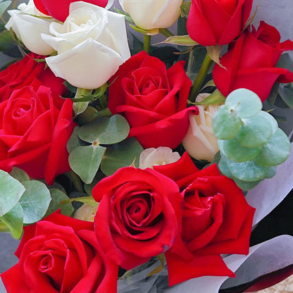 ช่อดอกกุหลาบสีแดง และ สีขาว 20 ดอก แซมยูคาลิปตัส ช่อขนาดใหญ่