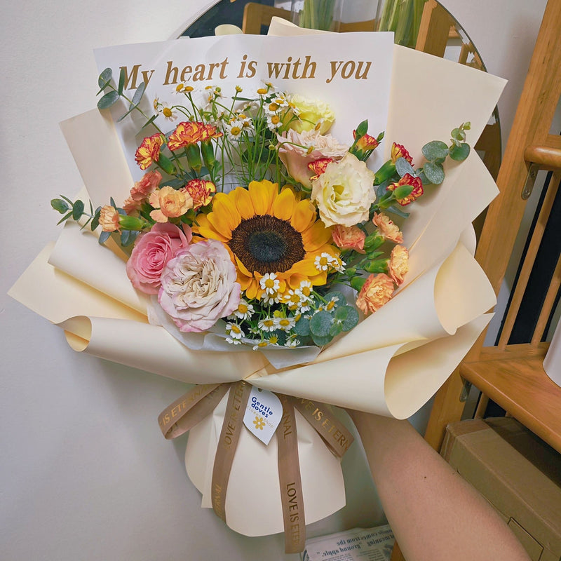 ช่อดอกทานตะวัน 1 ดอก และ ดอกไม้โทนสีอุ่น มีข้อความติด 'My heart is with You' ช่อขนาดใหญ่
