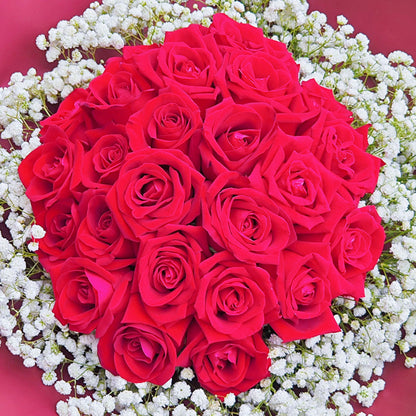 ช่อดอกกุหลาบ สีแดง 24 ดอก ล้อมรอบด้วยยิปโซฟิลล่า ห่อกระดาษสีแดงเข้ม