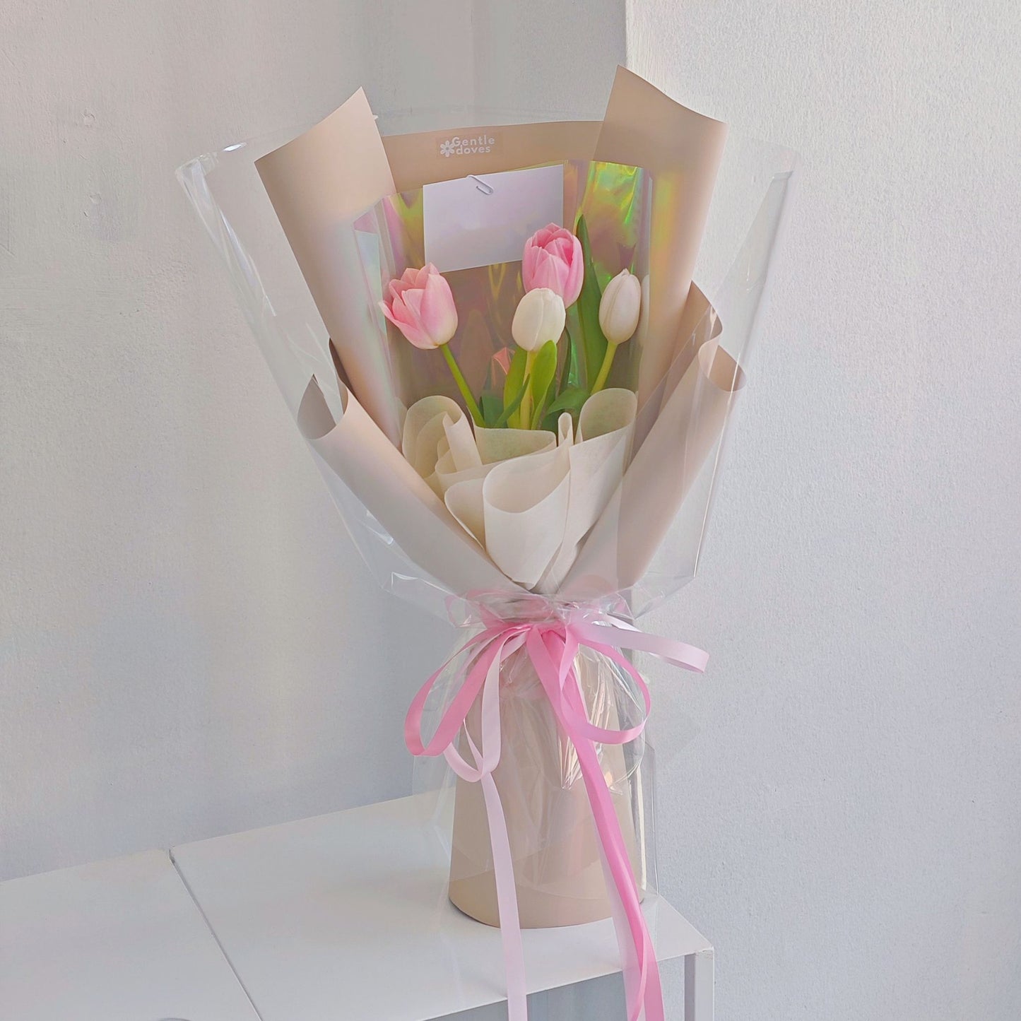 ช่อดอกทิวลิป สีชมพูอ่อน และ สีขาว 4 ดอก ห่อกระดาษสีโทนอ่อน