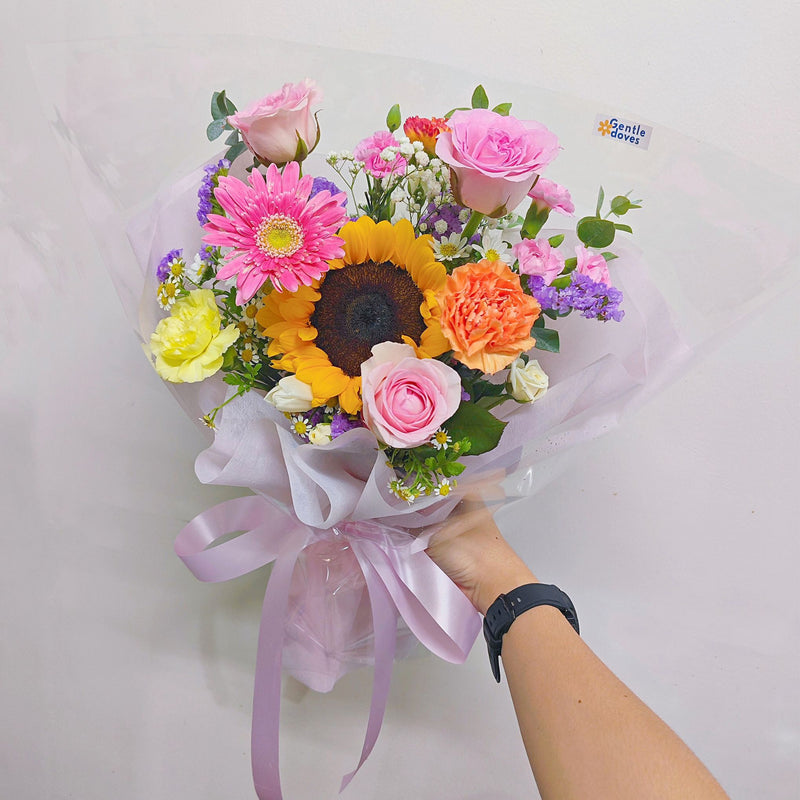 ช่อดอกทานตะวัน และ ดอกไม้คละ โทนสีสดใส สไตล์มินิมอล