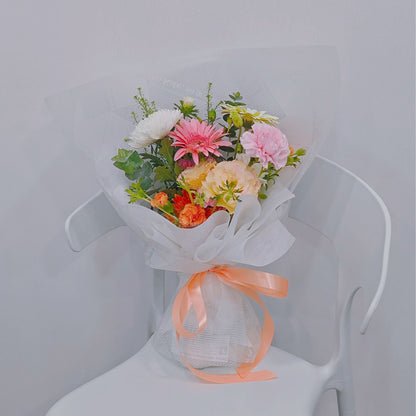 ช่อดอกไม้คละ โทนสีชมพู และ สีส้ม กับใบไม้แซม ช่อเล็ก
