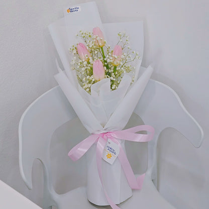 ช่อดอกทิวลิป สีชมพู 4 ดอก แซมยิปโซฟิลล่า ห่อกระดาษสีขาว