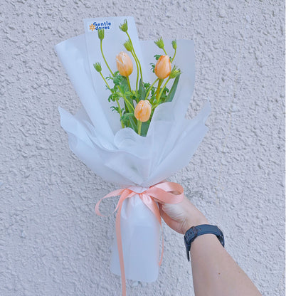 ช่อดอกทิวลิป สีพีชส้ม 3 ดอก กับใบไม้แซมสีเขียว