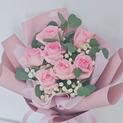 ช่อดอกกุหลาบ สายพันธุ์อังกฤษ สีชมพูอ่อน 7 ดอก แซมยิปโซฟิลล่า และ ยูคาลิปตัส ห่อกระดาษสีชมพูอ่อน