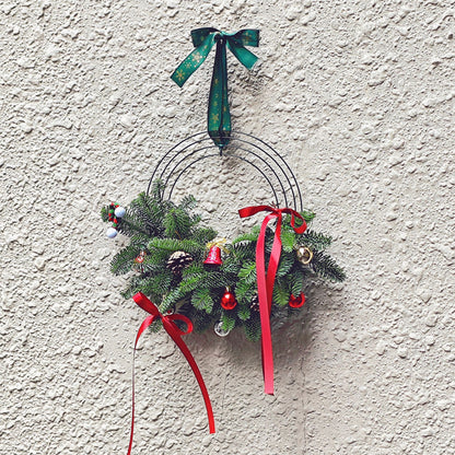 หรีดคริสต์มาส จัดครึ่งวงกลม จากสนนำเข้า สายพันธุ์ โนเบิล พร้อมประดับตกแต่ง